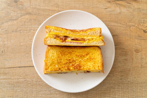 Huisgemaakte wentelteefjes ham bacon kaas sandwich met ei