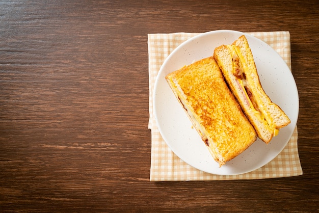 Huisgemaakte wentelteefjes ham bacon kaas sandwich met ei