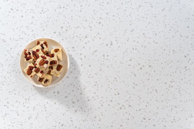 Huisgemaakte witte chocolade cranberry pecan fudge