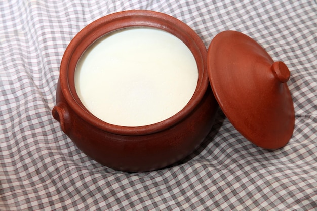 Huisgemaakte yoghurt in aarden pot