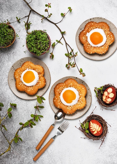 Huisgemaakte zoete paaskoekjes in de vorm van een bloem met abrikozenglazuur en gehakte amandelnoten