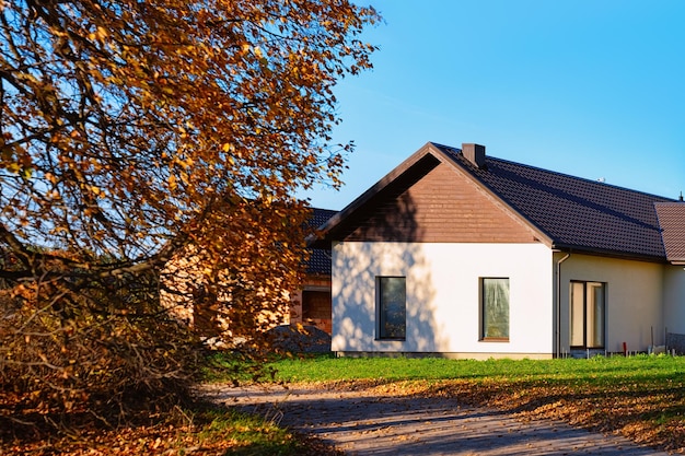 Foto huisgevelarchitectuur en buitenfaciliteiten. blauwe lucht op de achtergrond.