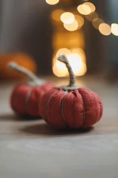 Huisherfstdecor met gezellige stoffen pompoenen Thanksgiving en Halloween-concept