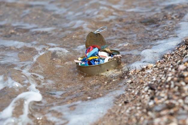 Huishoudelijk afval en plastic afval van menselijke activiteit in de zee Selectieve focus