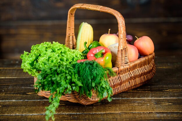 Huishoudelijke groenten Verse biologische groenten Wicker mand Herfst oogst concept Herfst gewassen groenten Lokaal gekweekte natuurlijke voedingsmiddelen Boerenmarkt Levendige en kleurrijke groenten