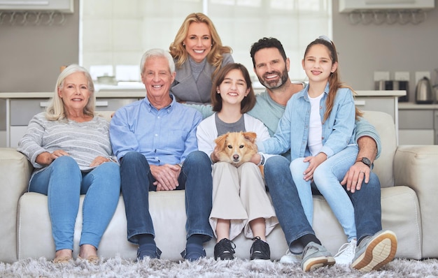 Huishoudelijke mensen en portret van een groot gezin met een hond om liefde te verbinden en samen in het huis te ontspannen Gelukkige ouders en grootouders met een huisdier in de woonkamer voor ondersteuning van de verbinding en pauze in het weekend