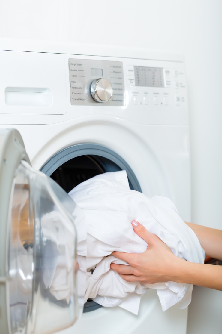 Foto huishoudster met wasmachine