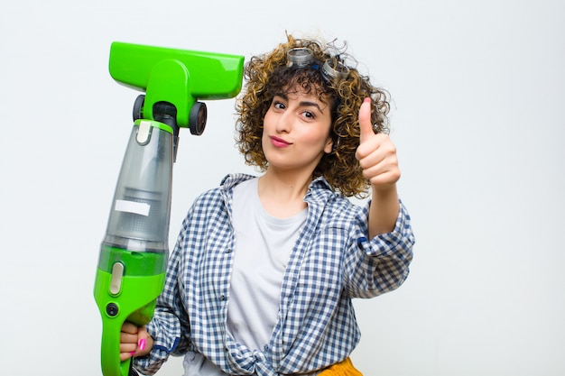 Huishoudster mooie vrouw met een stofzuiger