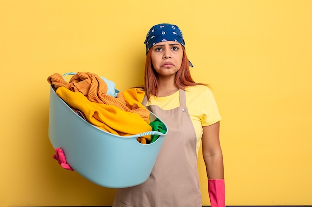 Foto huishoudster voelt zich verdrietig en zeurt met een ongelukkige blik en huilt. kleren wassen concept