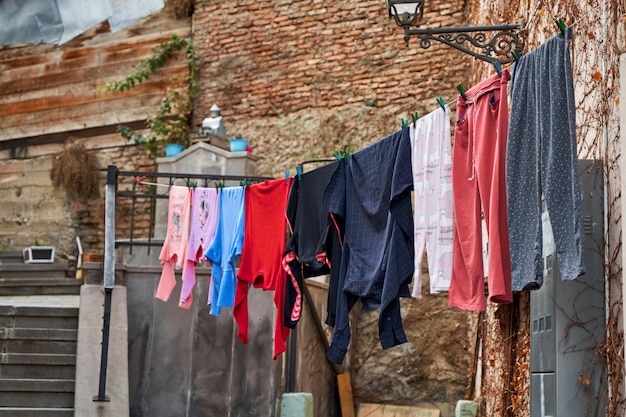 Huishoudtradities in Georgië De gewassen was wordt buiten op het balkon gedroogd