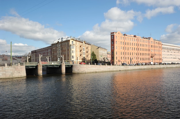 Huisijzer op de kruising van Tuinstraat en de dijk van de Fontanka-rivier in Sint-Petersburg, Rusland