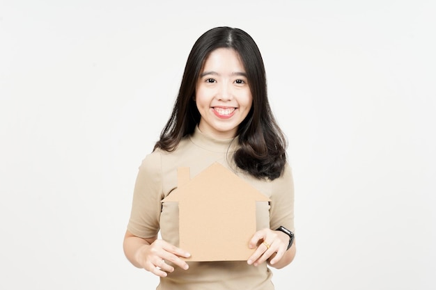 Huisknipsel houden of denken voor het kopen van een huis van mooie Aziatische vrouw geïsoleerd op een witte achtergrond