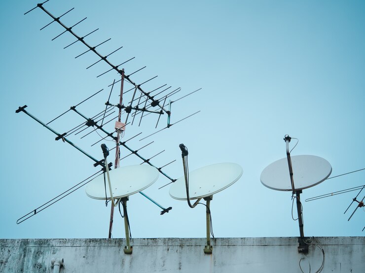 Huissatellietschotel en TV-antenne bovenop de bouw, Bangkok, Thailand.