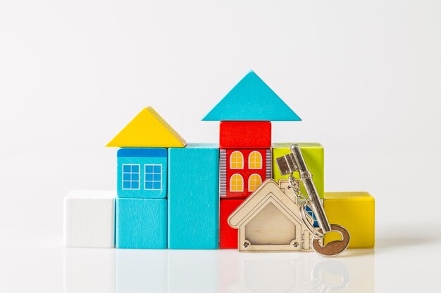 Foto huissleutels met huisvormige sleutelhanger en minihuisje