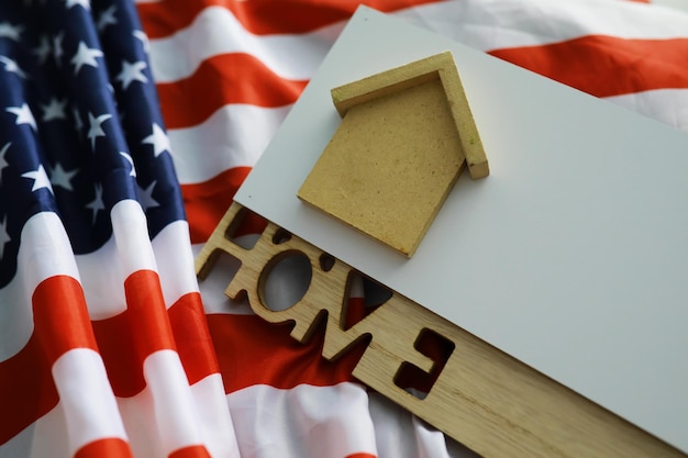 Huissymbool op de amerikaanse vlag hypotheekleningen veilig wonen