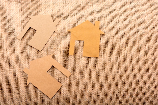 Huisvorm uit papier geknipt