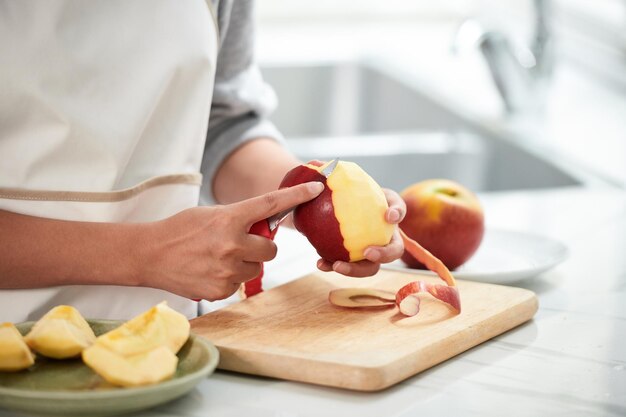 Huisvrouw Appels Schillen