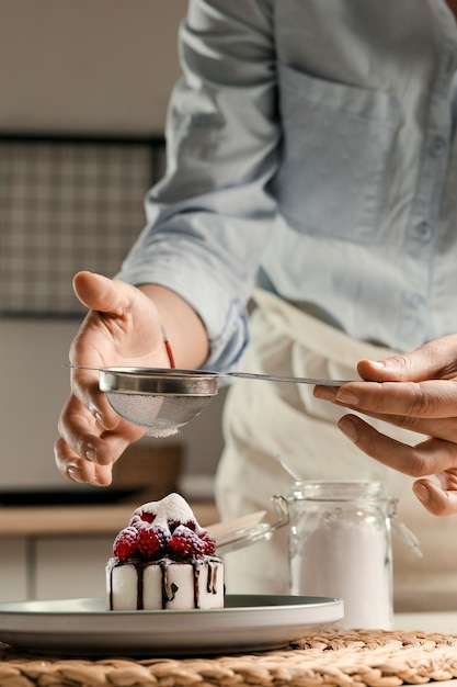 Huisvrouw bereidt een cupcake hagelslag met suiker