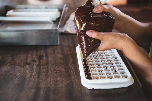 Huisvrouw die thuis handgemaakte chocolaatjes maakt