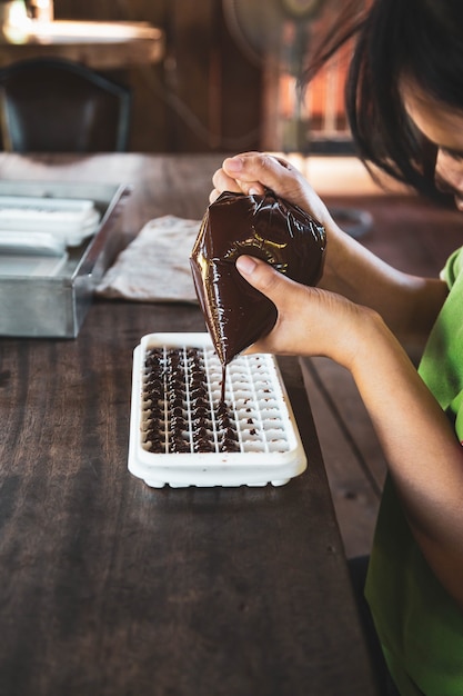 Huisvrouw die thuis handgemaakte chocolaatjes maakt