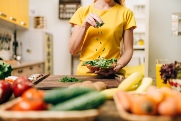 Huisvrouw koken, eco-voedselbereiding