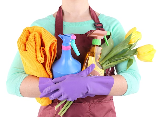 Huisvrouw met reinigingsapparatuur in haar handen Conceptuele foto van voorjaarsschoonmaak geïsoleerd op wit