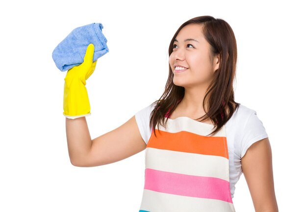 Huisvrouw wassen met de denkbeeldige muur