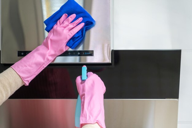 Huisvrouwen maken de keuken schoon om olie te verwijderen