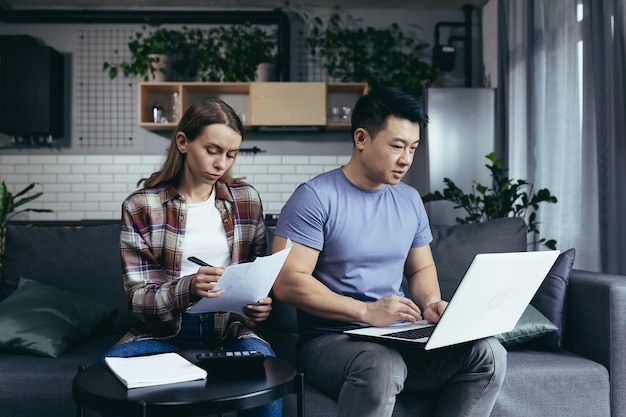 Huiswerk getrouwd stel man en vrouw betalen rekeningen via laptop online betalingen