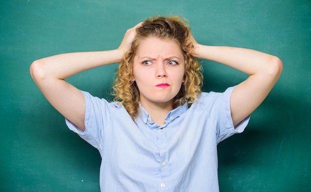 Foto huiswerk onderwijs. 1 sept. terug naar school. meisje houdt van studeren. meisjesleraar bij les. kennis dag. lege schoolbordinformatie. beklemtoonde student bij bord. kan er niet meer tegen.