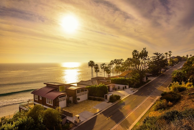 Huizen aan de oceaan van het strand van Malibu in Californië