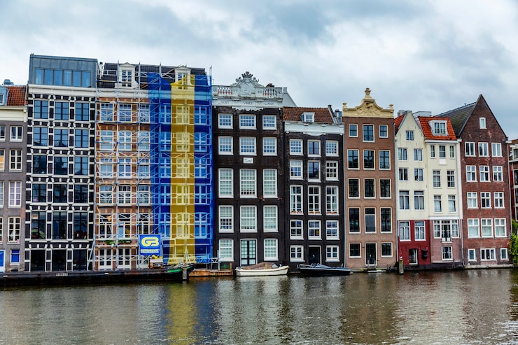 Foto huizen aan het water. mooi stadslandschap.
