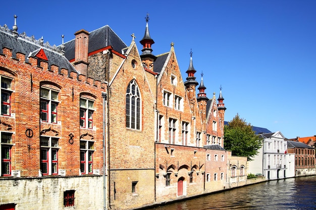 Huizen aan kanaal in Brugge