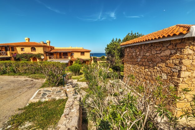 Huizen aan zee op Sardinië