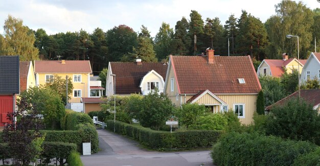 Huizen bij bomen en gebouwen tegen de lucht