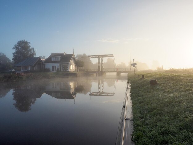 Foto huizen bij bomen tegen een heldere lucht