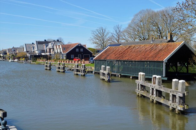 Foto huizen bij de rivier tegen de lucht