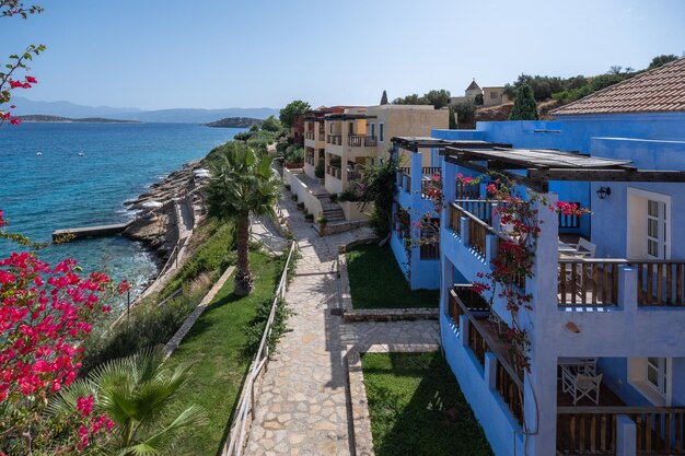Foto huizen bij de zee tegen een heldere blauwe lucht