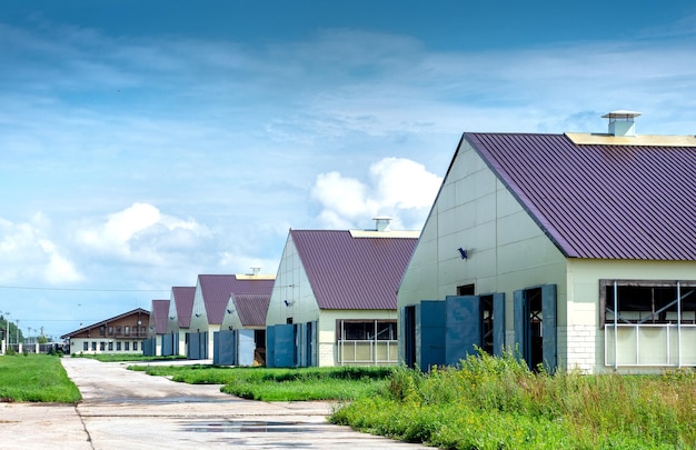 Huizen bij gebouwen tegen de blauwe hemel