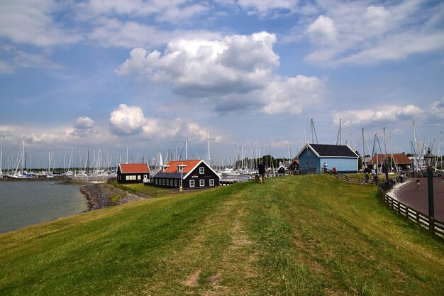 Foto huizen bij gebouwen tegen de lucht