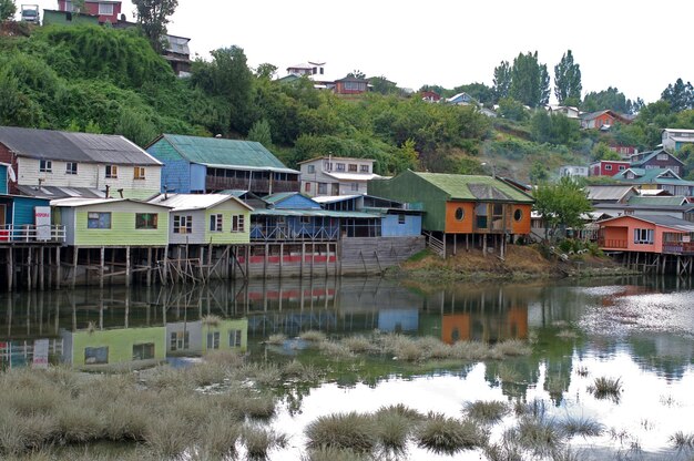 Foto huizen bij het meer en gebouwen in de stad