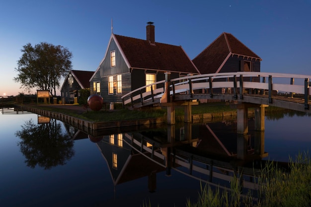 Huizen bij het meer in de schemering