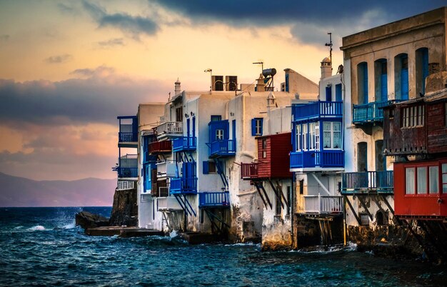 Huizen boven de zee op een Mykonos