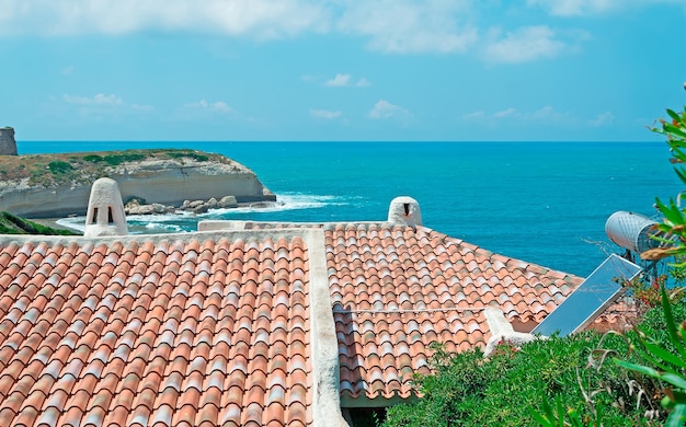 Huizen daken aan de kust in Sardinië