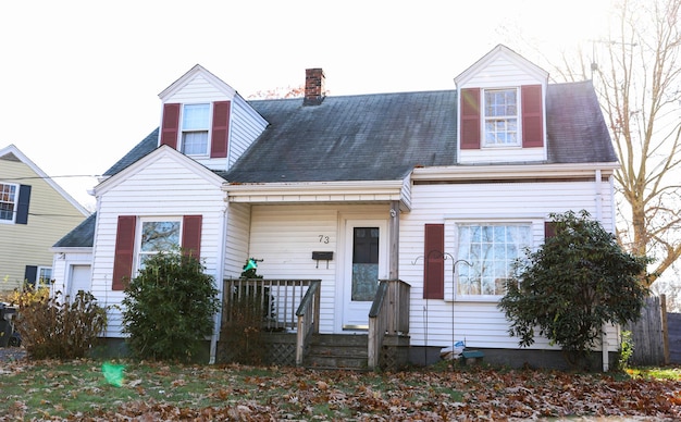 Huizen en Amerikaanse huizen tonen hypotheekrenten invloed voorstedelijke huizen symboliseren financiële spanning