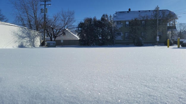 Huizen en sneeuwbedekte velden in de winter