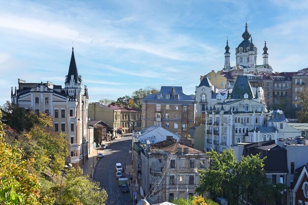 Huizen en St. Andrew's Church in het oude stadscentrum van Kiev