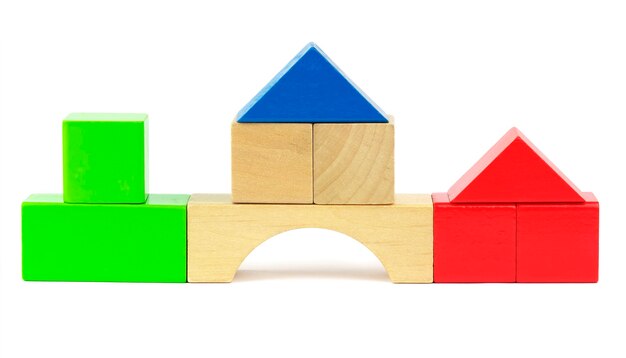 Huizen gemaakt van speelgoed houten kleurrijke bouwstenen op een witte achtergrond