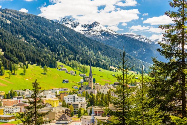 Huizen in dorp in de bergen van de Alpen Davos Graubuenden S