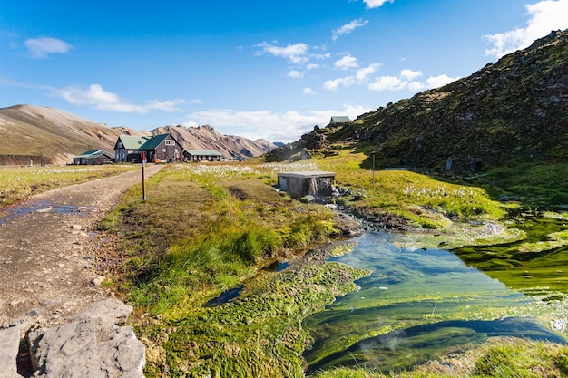 Huizen in het Landmannalaugar-gebied in IJsland